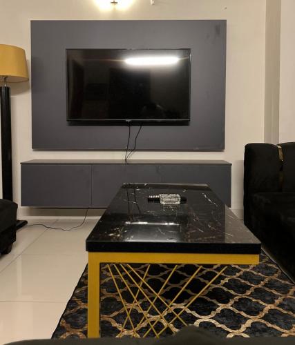 Televiisor ja/või meelelahutuskeskus majutusasutuses The Luxury Condo 2BHK