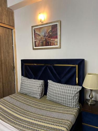 Voodi või voodid majutusasutuse The Luxury Condo 2BHK toas