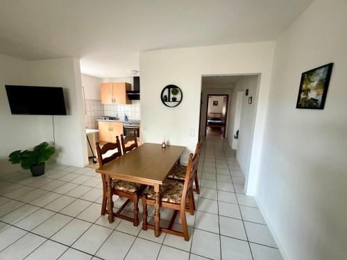 a dining room and kitchen with a table and chairs at Frisch renovierte Ferienwohnung in Bad Schönborn in Bad Schonborn