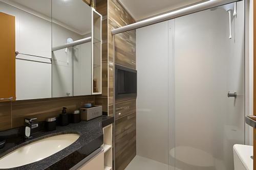 ein Badezimmer mit Waschbecken und Glasdusche in der Unterkunft Flat de luxo no Monte Castelo - by Haus in Bezerros
