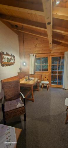 una sala de estar con una mesa y una silla en Ferienwohnung Wein, en Berchtesgaden