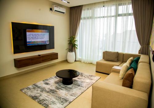 TV a/nebo společenská místnost v ubytování Lekki Central Apartments With Pool