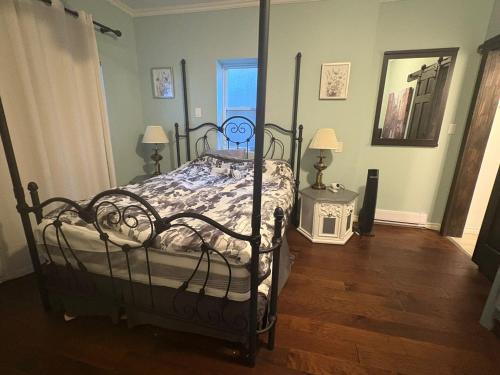 Afbeelding uit fotogalerij van Classic Colonial House facing Niagara Falls in Niagara Falls