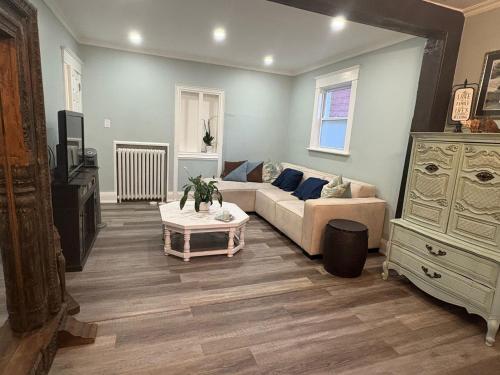 Afbeelding uit fotogalerij van Classic Colonial House facing Niagara Falls in Niagara Falls