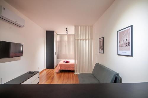 un soggiorno con un divano e un letto di Maravilha centro Studio completo a Rio de Janeiro