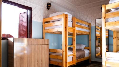 Palanda nebo palandy na pokoji v ubytování Zeri Surf Camp
