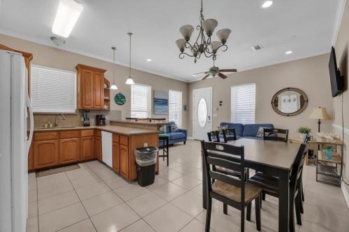 Η κουζίνα ή μικρή κουζίνα στο Lovely Beach and Pool Condo