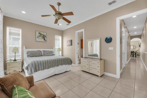 Ένα ή περισσότερα κρεβάτια σε δωμάτιο στο Lovely Beach and Pool Condo