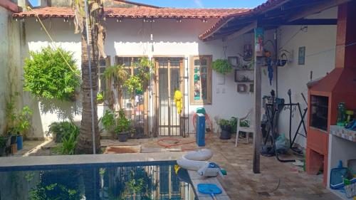 a house with a swimming pool in a yard at Casa Próximo da UFPA - COP30 in Belém