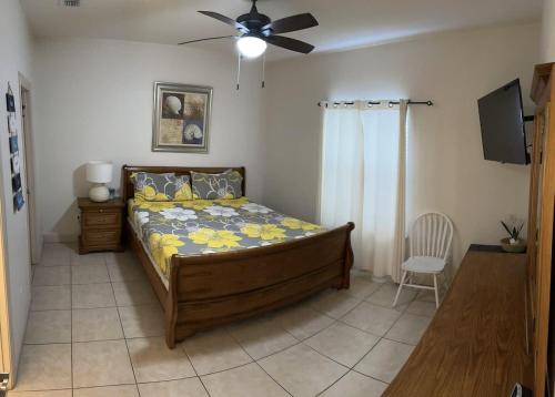 ein Schlafzimmer mit einem Bett und einem Deckenventilator in der Unterkunft Family Friendly Beach Condo with Pool in South Padre Island