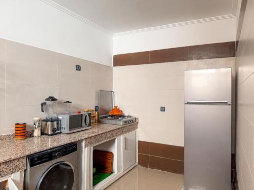 uma cozinha com uma máquina de lavar roupa e um frigorífico em Fib Houses em Ouarzazate