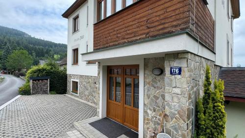 扬斯凯拉兹涅Penzion Jas的一座建筑,上面有门标