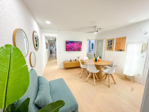 a living room with a blue couch and a table at El Ebro del Pilar - Turistea in Zaragoza