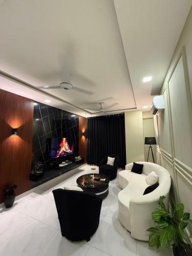 2BHK apartment with Pool, Gym, Cinema ,Zameen Opal
