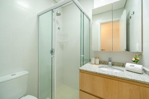 Ένα μπάνιο στο Riviera 2 Suítes e Piscina by Achei Camboriú