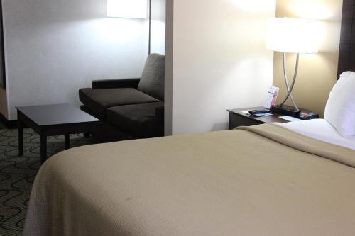 Katil atau katil-katil dalam bilik di Days Inn by Wyndham Columbia Mall