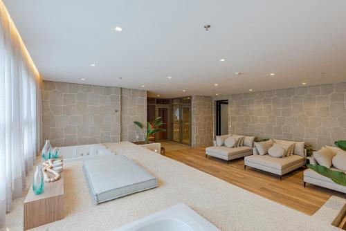 duży salon z wanną i kanapami w obiekcie Radisson Serviced Apartments Jardins Residencial w São Paulo