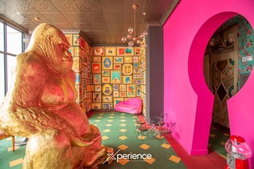 ein Raum mit einer Statue vor einem rosa Zimmer in der Unterkunft Dreamliner at 11s, City Views and Wonderland Vibes! in Hatillo