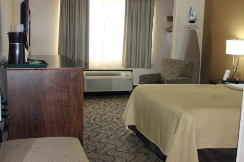 Katil atau katil-katil dalam bilik di Days Inn by Wyndham Columbia Mall