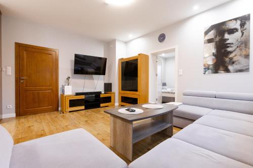 ミエレツにあるApartament nr 2 Chorzelówのソファとテーブルのあるリビングルーム