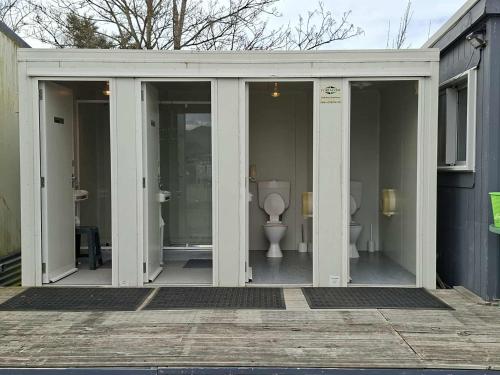 una stanza con due bagni all'interno di un edificio di Mackenzie Motels a Fairlie