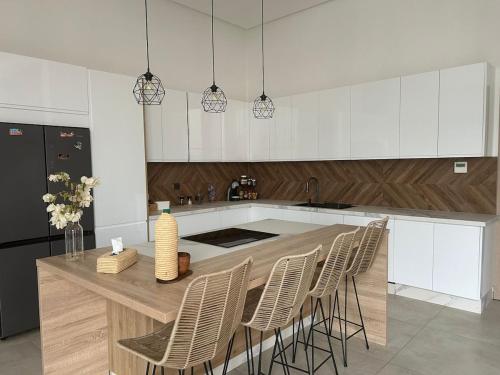 Η κουζίνα ή μικρή κουζίνα στο Villa LAM atlas view