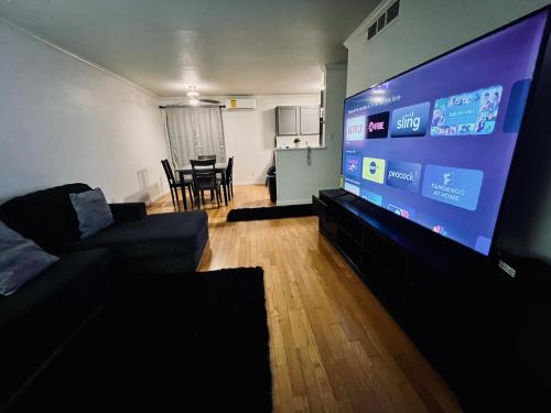 フェニックスにあるDowntown Phoenix Condoの大型薄型テレビのあるリビングルーム