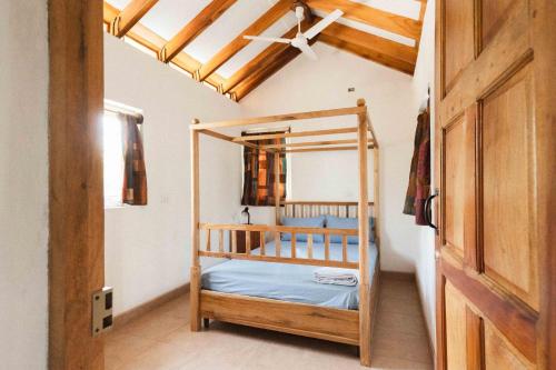 une chambre avec un lit superposé dans une pièce dans l'établissement The Boom Cottage, à Aposentillo