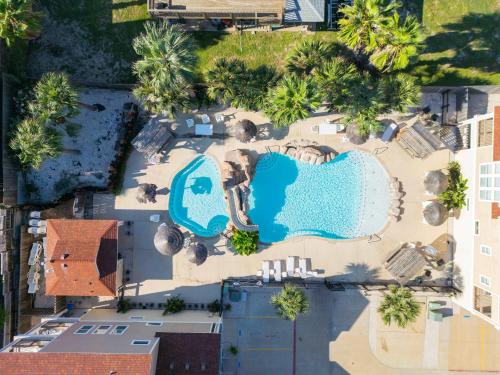 Una vista aérea de un complejo turístico con piscina. en Cajun Shrimp Min to Beach Resort Pool & Slide, en Port Aransas