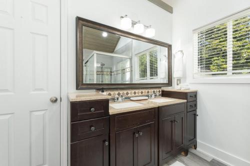 un baño con lavabo y espejo en Southern charm, en Charleston