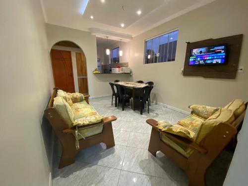 Una televisión o centro de entretenimiento en Casa e Suite Canaa