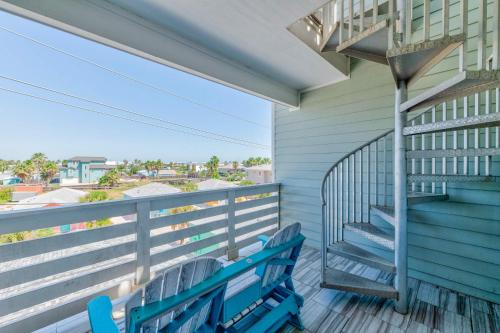 un balcón con 2 sillas azules y una escalera en Serenity Min to Beach Resort Pool & Waterslide, en Port Aransas