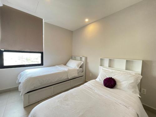 a bedroom with two beds and a window at Beautiful apartment, BBQ, A.C, 5 min Arena, Gym in Contla
