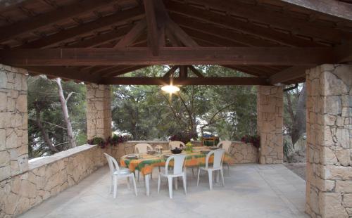 Un patio o zona al aire libre en Trullo in the Wood