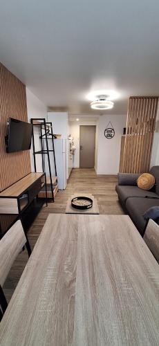 Studio rénové 200 m de la plage avec parking privé photo 8