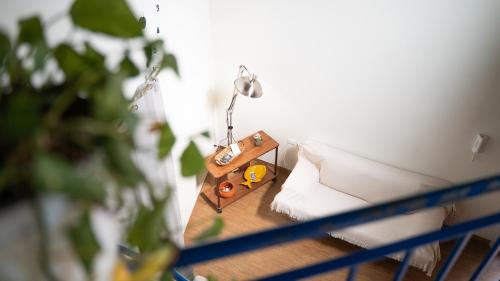 Habitación con cama con lámpara en una mesa en Appartamento in Centro Storico a Termini Imerese - Eden Holiday Home, en Termini Imerese