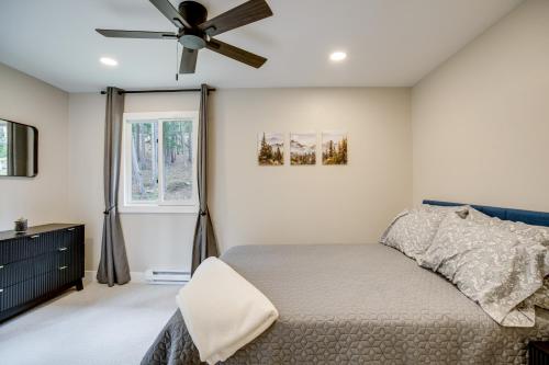 Ένα ή περισσότερα κρεβάτια σε δωμάτιο στο Hot Tub and Game Room Peaceful Retreat in Evergreen