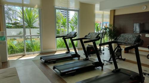 a gym with four treadying machines in a room at COP30 - Apê Amazônia Living - Sem reserva mínima - 4 Camas - Umarizal - Belém in Belém