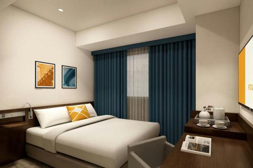 東京にあるフォーポイント フレックス by シェラトン 東京渋谷ウエストのベッドと机と窓のある寝室