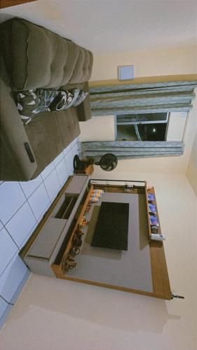 ベレンにあるApartamento COP30 Belémのソファとテーブルのあるリビングルーム