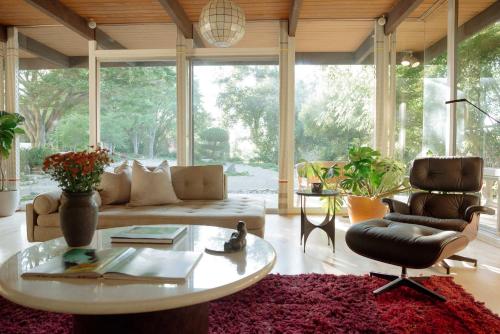 a living room with a couch and a table and chairs at Villa Mountain Getaway with a Pool Hot Tub 5 Beds in Los Angeles