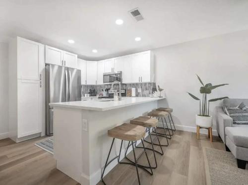 Η κουζίνα ή μικρή κουζίνα στο Waterfront-Family & Pet Friendly for 6