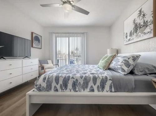 Ένα ή περισσότερα κρεβάτια σε δωμάτιο στο Waterfront-Family & Pet Friendly for 6