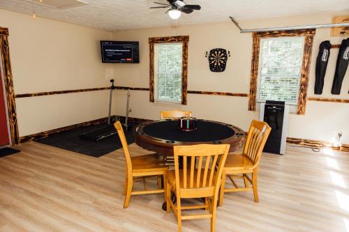 a dining room with a table and chairs at 6 min from Downtown Dahlonega, Wine Country, Game Room in Dahlonega