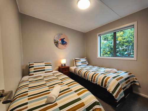 Ένα ή περισσότερα κρεβάτια σε δωμάτιο στο Cosy Cabin in the Loop