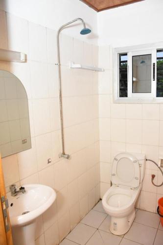 Vannas istaba naktsmītnē Serenity Guest House