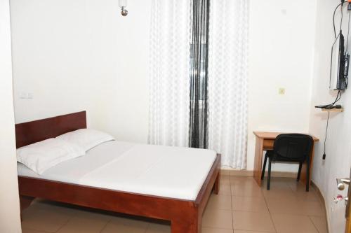 Ένα ή περισσότερα κρεβάτια σε δωμάτιο στο Serenity Guest House