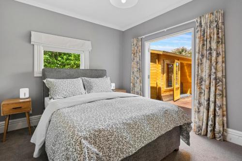 Ένα ή περισσότερα κρεβάτια σε δωμάτιο στο Poolside Villa on Dublin - Martinborough Retreat