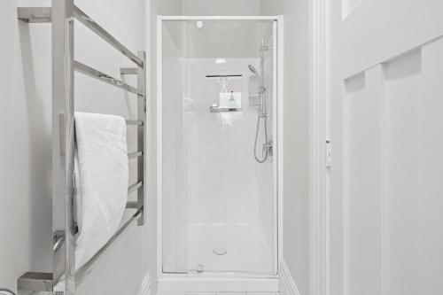 Ένα μπάνιο στο Poolside Villa on Dublin - Martinborough Retreat