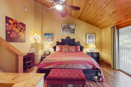 Una cama o camas en una habitación de Tuscan Rooster
